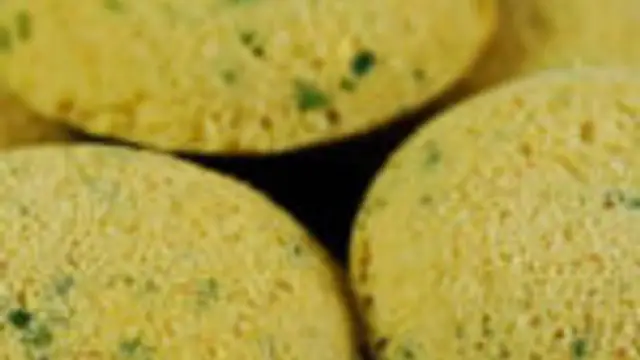 பஞ்சு போன்ற மென்மையான கடலை மாவு இட்லி இப்படி செய்து பாருங்க ? இதன் ருசியே தனி தான்!