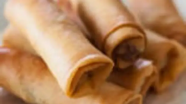 இந்த சண்டே ஸ்பெஷலாக ருசியான சிக்கன் ரோல் வீட்டிலயே இதே போல செஞ்சி பாருங்க! எவ்வளவு செய்தாலும் காலியாகும்!