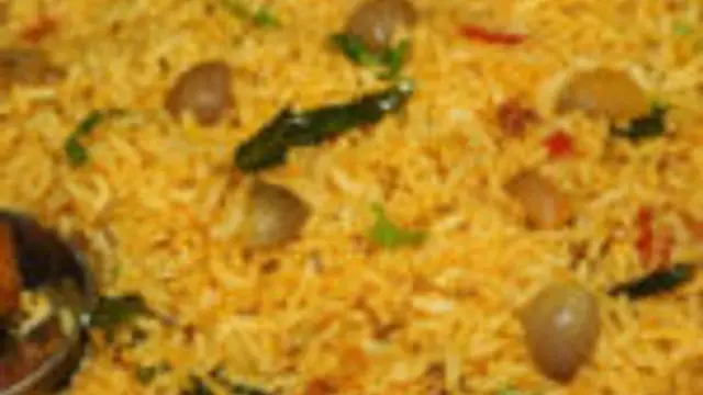 வீடே மணக்க மணக்க ருசியான வெங்காய சாதம் இனி இப்படி செய்து கொடுங்கள்!