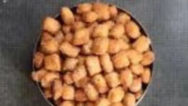 மாலை நேர ஸ்நாக்ஸாக ருசியான மைதா பிஸ்கட் டக்குனு இப்படி செய்து பாருங்க! இதன் ருசியே தனி தான்!!