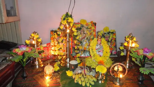 அக்டோபர்-15 நவராத்திரியில் வீட்டில் கொலு வைக்காதவர்கள்  எப்படி வழிபடலாம் ?