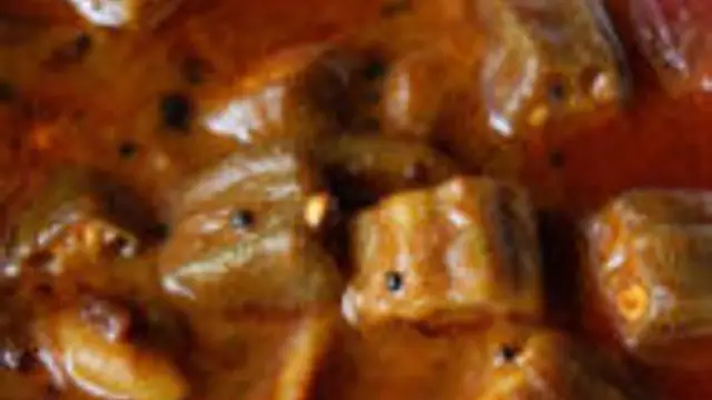ருசியான கிராமத்து ஸ்டைல் வெண்டைக்காய் கார குழம்பு இப்படி செய்து பாருங்க!!