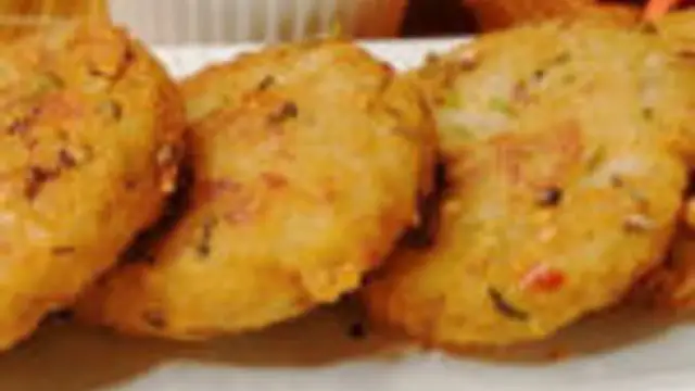 மாலை நேரத்தில் குழந்தைகள் விரும்பி சாப்பிட பிரெட் ரவை வடை இப்படி ஒரு முறை செய்து பாருங்கள்!!