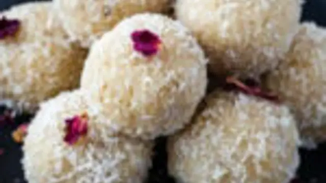 சூப்பரான ஹெல்தியான தேங்காய் உருண்டை இப்படி ஒரு தடவை செஞ்சு சாப்பிட்டு பாருங்க!