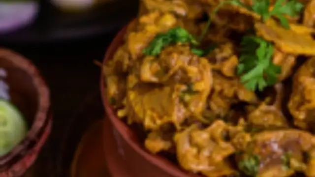 கிராமத்து நாட்டுக்கோழி குழம்பு செய்வது எப்படி ?