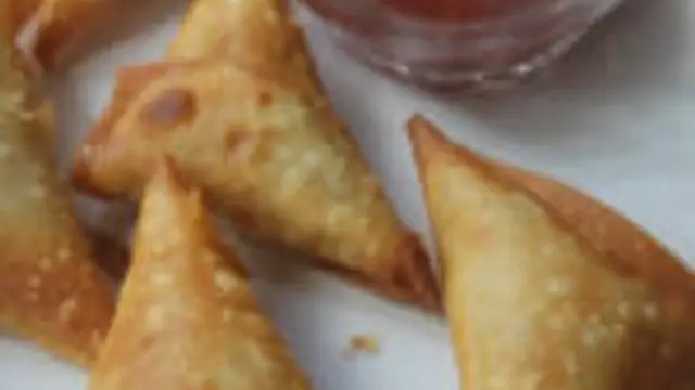 மாலை நேர ஸ்நாக்ஸாக சாப்பிட ருசியான காளான் சமோசா இப்படி ட்ரை பண்ணி பாருங்க! இந்த மழைக்கு சூப்பராக இருக்கும்!