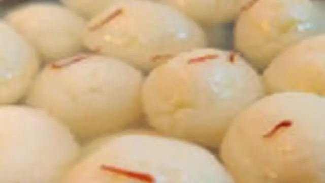 பஞ்சு போல சாப்டான, ஜூஸியான ரசகுல்லா இனி இப்படி செய்து பாருங்க! ரெம்ப சுலபமாக செய்துவிடலாம்!