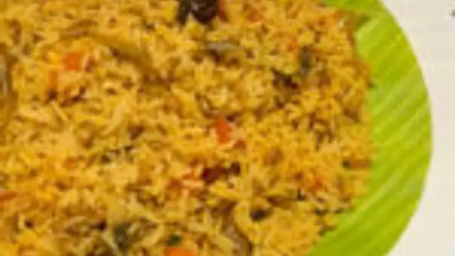 காலை டிபனுக்கு சுட சுட ருசியான பச்சை பயறு சாதம் இப்படி செஞ்சி பாருங்க! இரு பிடி சாதம் கூட மிஞ்சாது!