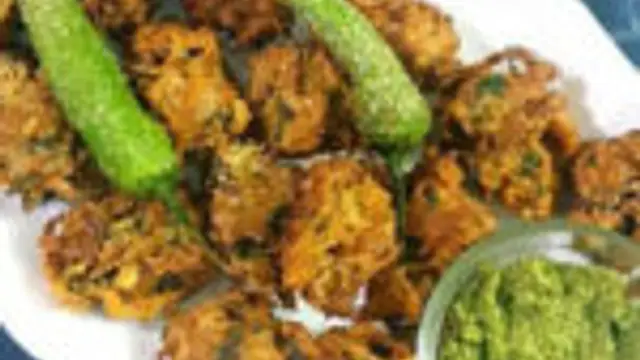 மாலை வேளையில் சூடாக ஏதேனும் சாப்பிட விரும்பினால் இந்த பச்சை பட்டாணி உருளைக்கிழங்கு பக்கோடாவை ஒரு முறை செய்து பாருங்கள்!!