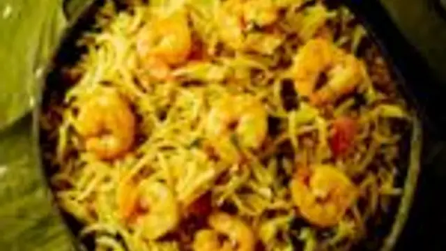 வார இறுதி நாட்களில் சாப்பிட கமகமனு இறால் பிரியாணி இப்படி செய்து பாருங்க! இதன் ருசியே தனி தான்!!