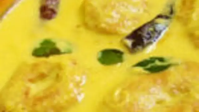 மோர் வடை குழம்பு ஒரு முறை இப்படி வைத்து பாருங்கள்! சுட சுட சோறுடன் சாப்பிட ருசியாக இருக்கும்!