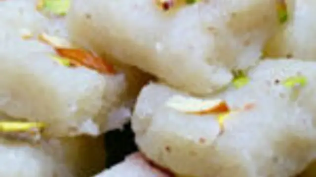ஸ்வீட்ஸ் சாப்பிட நினைத்தால் தித்திக்கும் சுவையில் தேங்காய் பர்ஃபி வீட்டிலயே இப்படி செஞ்சி பாருங்க!