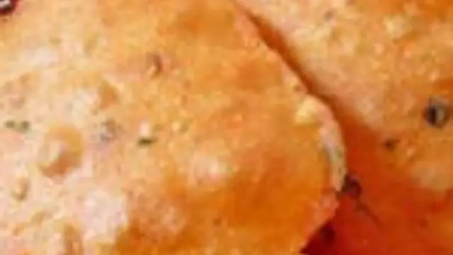 தக்காளி மிளகாய் பூரியை ஒரு முறை இப்படி செய்து ருசித்து விட்டால் போதும்! பிறகு நம்ம வீட்டில் செய்யுற சாதாரண பூரியை தொடக்கூட மாட்டீங்க!
