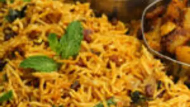 மதிய உணவுக்கு சுட சுட காராமணி பிரியாணி இப்படி செய்து பாருங்க! இதன் ருசியே தனி!
