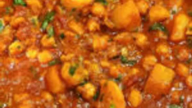சப்பாத்தி, பூரி ஏன் இட்லி, தோசை கூட சாப்பிட ருசியான கொண்டைக்கடலை உருளைக்கிழங்கு குருமா இனி இப்படி செய்து பாருங்க!