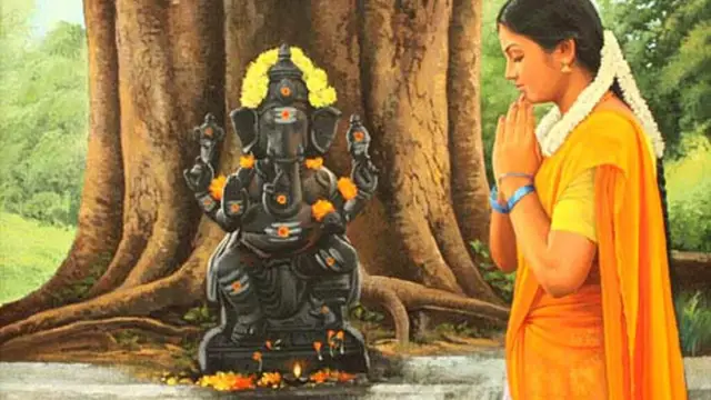 வீட்டிற்கு பண கஷ்டமே வராமல் இருக்க வேண்டுமா ? தினமும் பெண்கள் இந்த மந்திரத்தை சொன்னால் போதுமாம்!