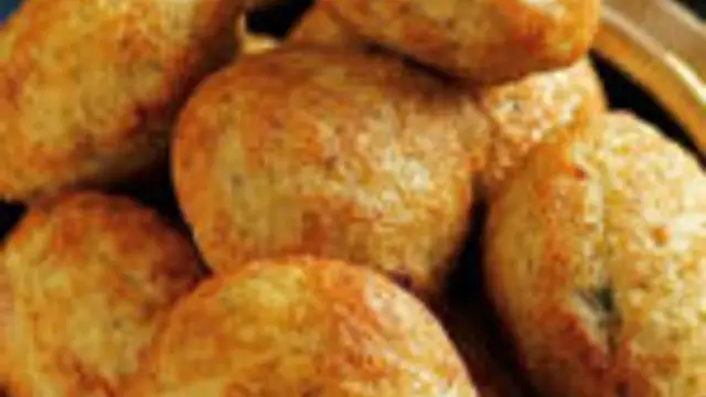 மாலை நேர ஸ்நாக்ஸாக சாப்பிட ருசியான பச்சை பயறு பணியாரம் இப்படி ட்ரை பண்ணி பாருங்க!