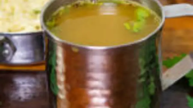 சுட சுட சாதத்துடன் ஊற்றி சாப்பிட ருசியான முடக்கத்தான் கீரை ரசம் இப்படி ட்ரை பண்ணி பாருங்க! ஒரு தட்டு சோறும் காலியாகும்!