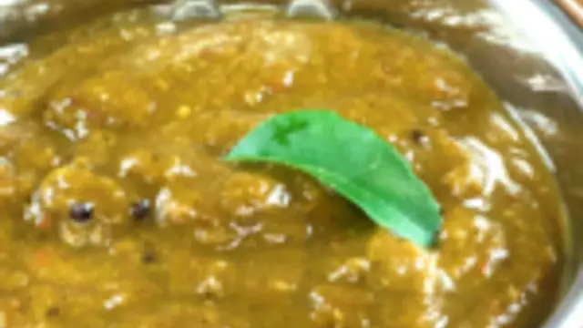 சுடான சாதத்துடன் சாப்பிட கருவேப்பிலை குழம்பு செய்வது எப்படி ?